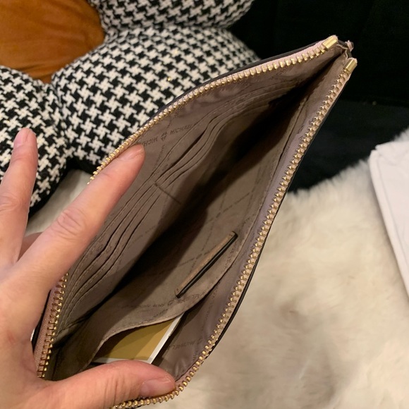 New Michael Kors Giftables XL Zip Clutch Bag Saffiano Leather ballet Heart S… - Picture 5 of 5